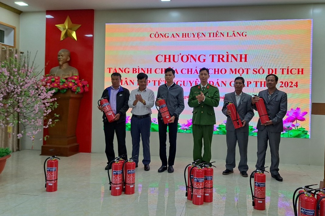 Công an huyện Tiên Lãng: Tặng 24 bình chữa cháy cho một số di tích trên địa bàn huyện